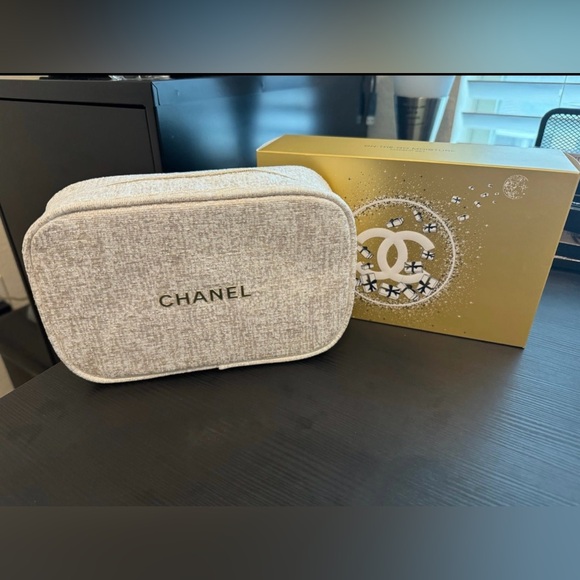 Chanel 2023 Holiday Pouch with box. New! - Picture 1 of 2